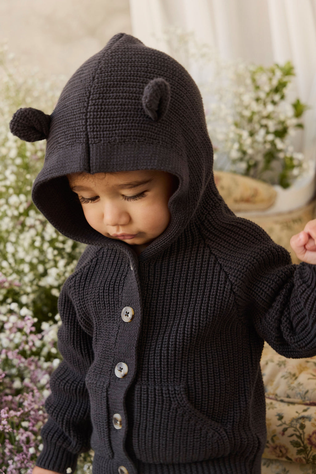 Gilet bébé/tout-petit à capuche et oreilles d'ours en tricot gris foncé, boutonné