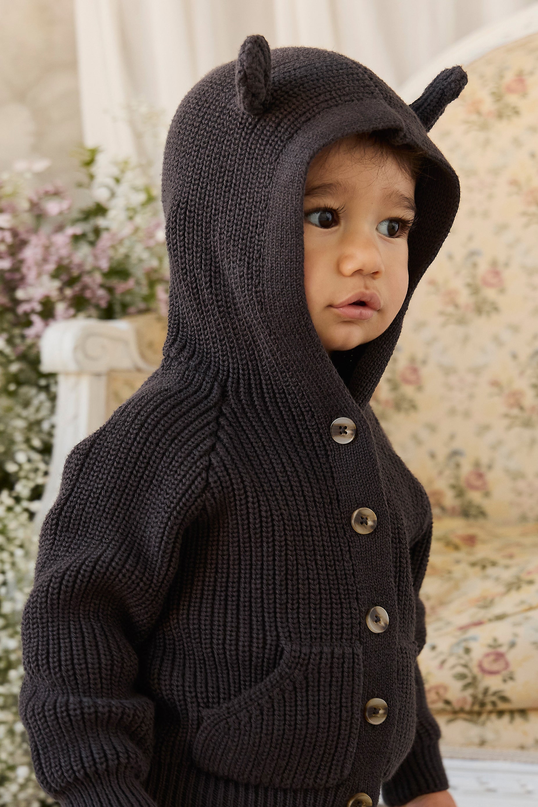 Gilet bébé/tout-petit à capuche et oreilles d'ours en tricot gris foncé, boutonné